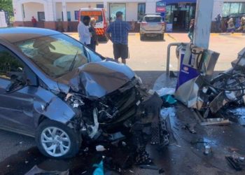 WATCH: Car crashes into a petrol station in KZN