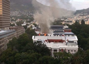 SA Cape Town parliament building on fire - roof collapses