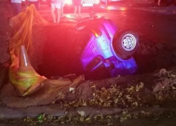 Giant Hole in Johannesburg Road Traps Vehicle
