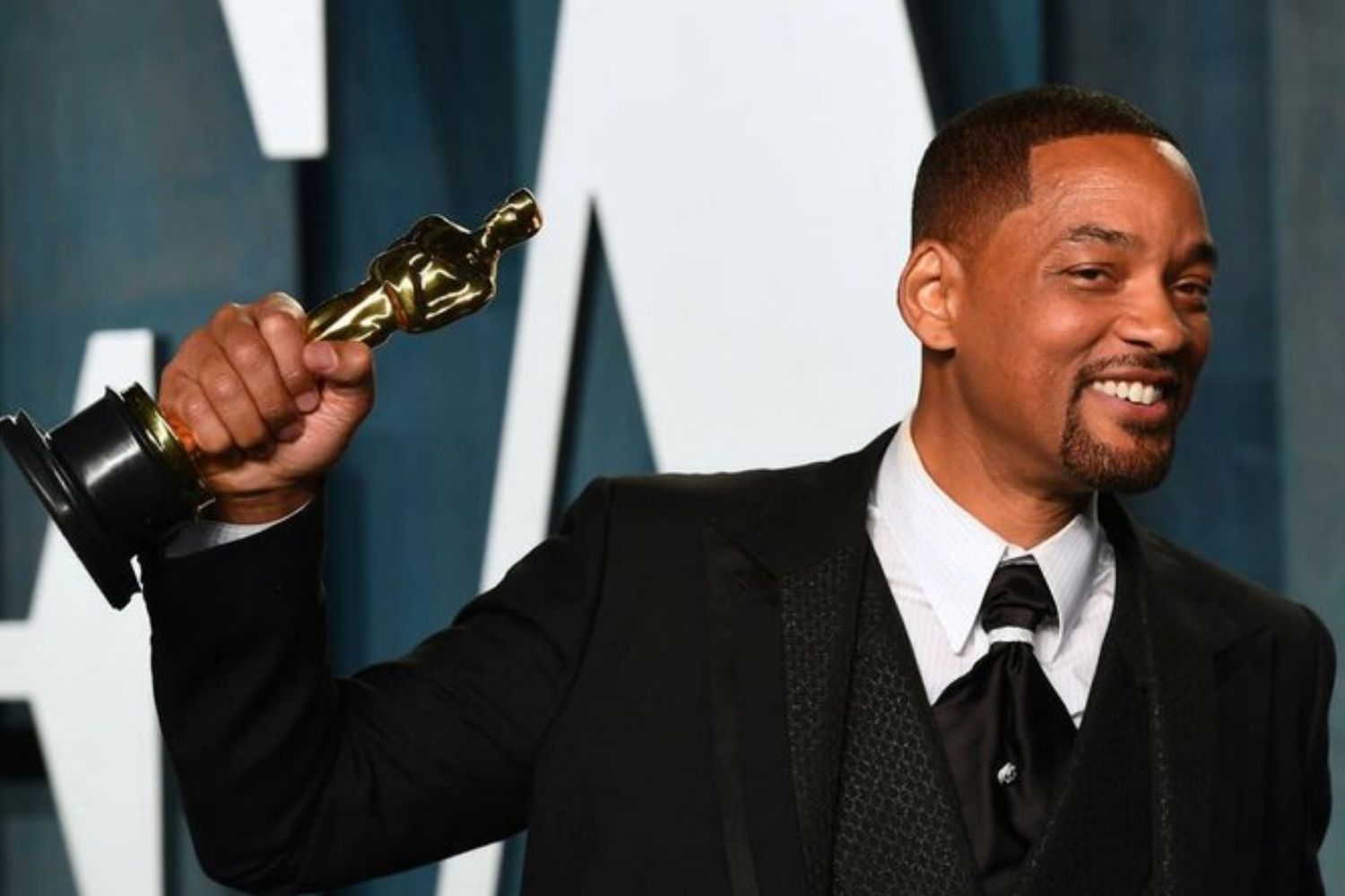 Should Will Smith be allowed to keep his Oscar after the Chris Rock slap?
