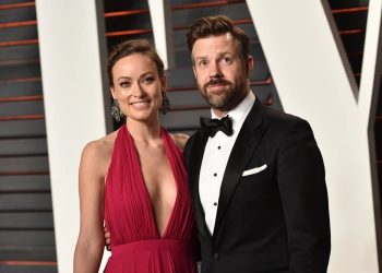 Olivia Wilde gets served by Jason Sudeikis while live on stage
