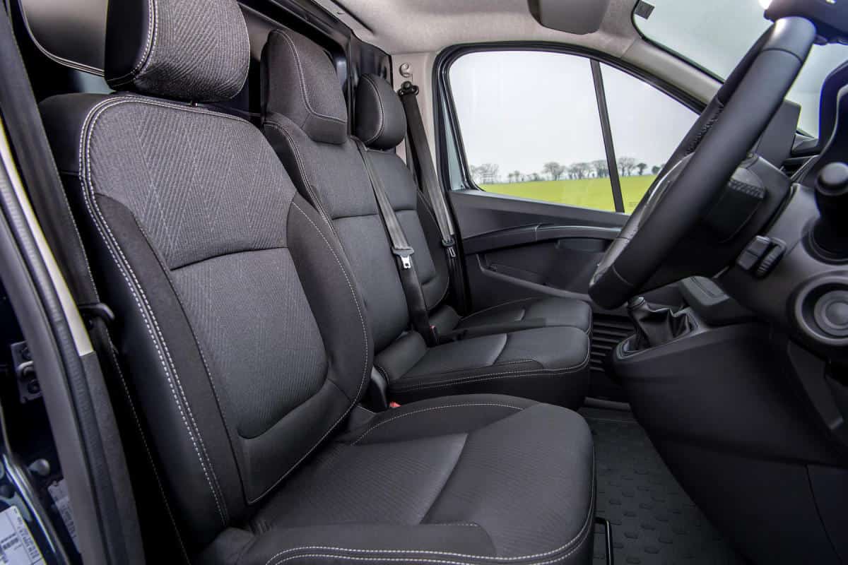 Renault_Trafic_Panel_Van-Front-Seating_1800x1800